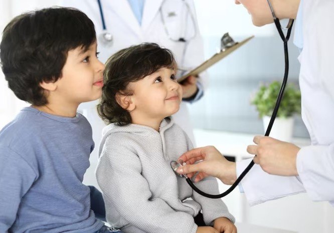 What advanced facilities and child-friendly care are available at Dr. Meghana’s clinic in Sector 35?