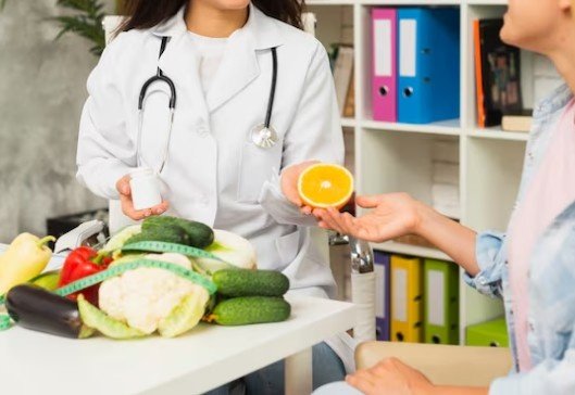 Does Dr. Meghana Phadke Sultania offer diet plans for children, adults, and seniors?